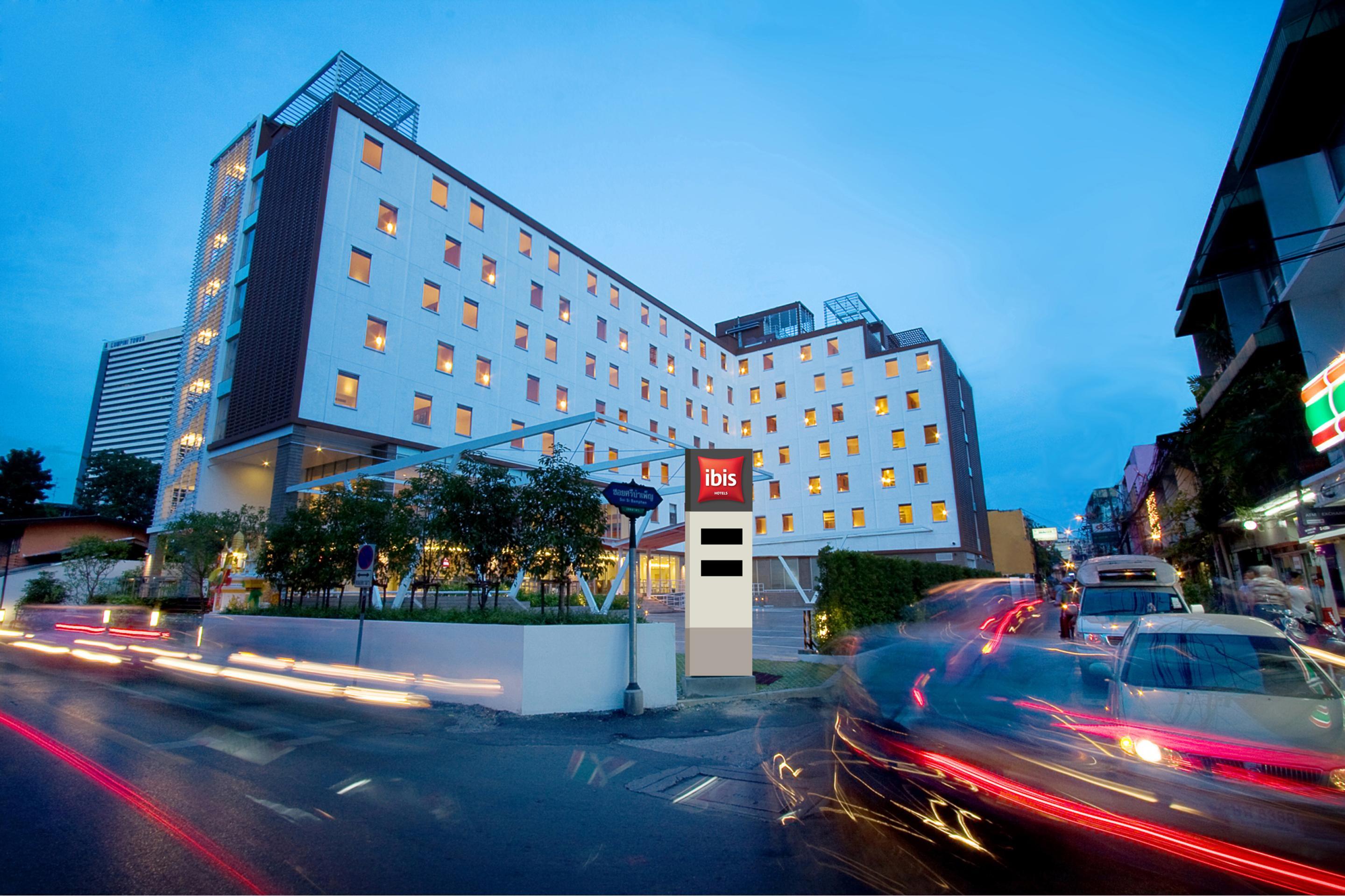 Ibis Bangkok Sathorn Hotel Exterior photo