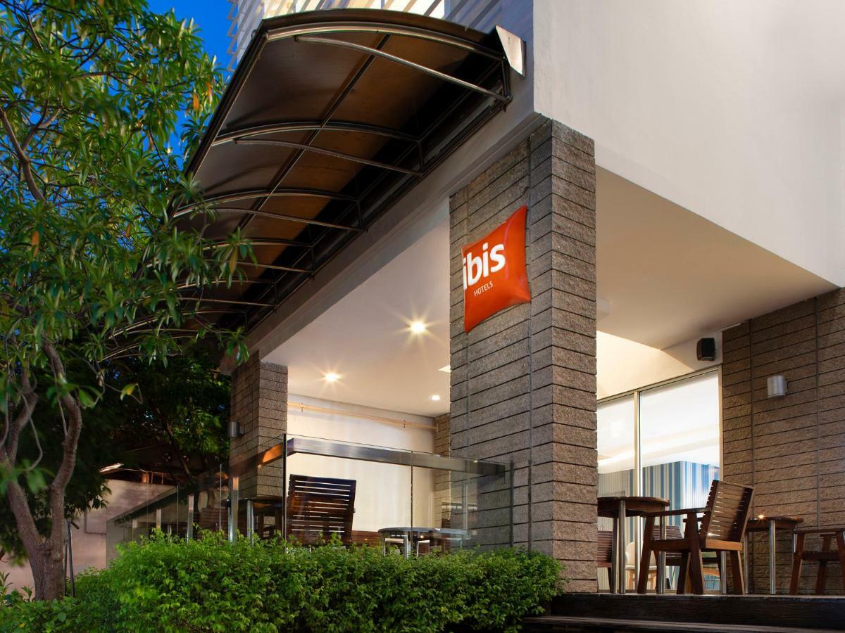 Ibis Bangkok Sathorn Hotel Exterior photo